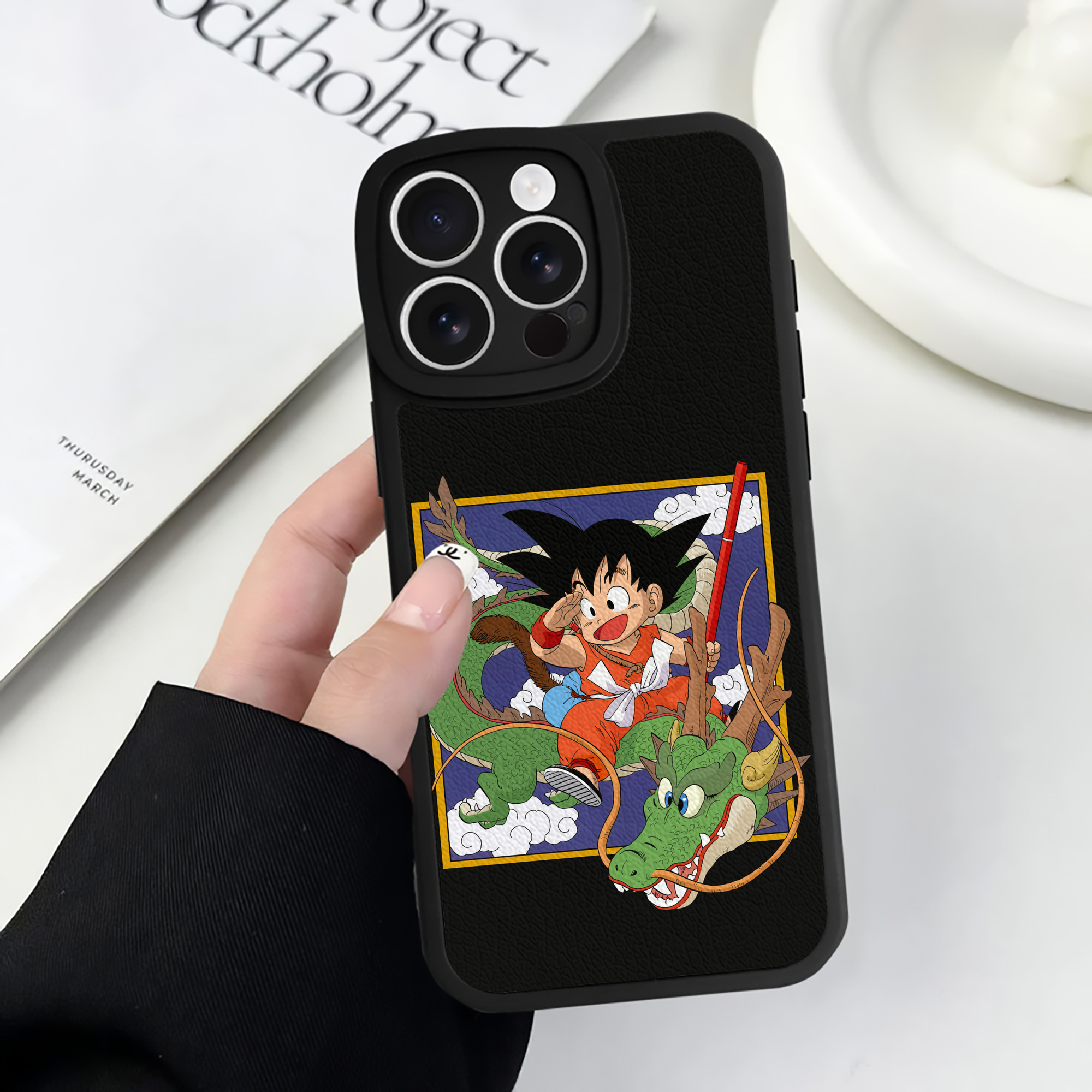 （画像用） ドラゴンボール 孫悟空（そん ごくう）Son Goku カカロット DRAGON BALL Kakarotto 【iPhone 16シリーズ対応】シリコンスマホケース（レザー調） 材質：シリコン